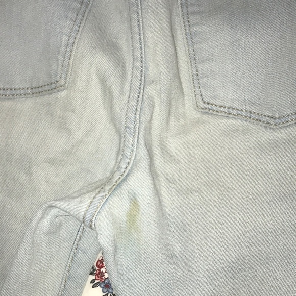 Old Navy Low rise Lightwash Jeans - Picture 3 of 3